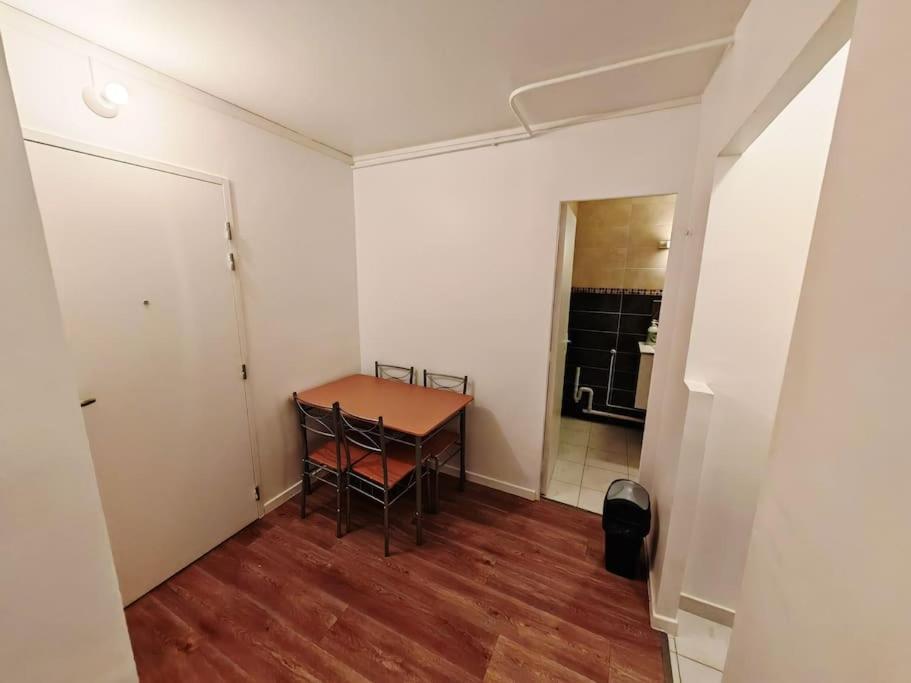 Apartamento F1 Equipe Avec Ascenseur, Parking Et Pres Des Transports Argenteuil Exterior foto